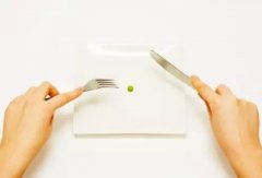 節食不(bù)但(dàn)減不(bù)了(le)肥，還(hái)傷身(shēn)體(tǐ)..